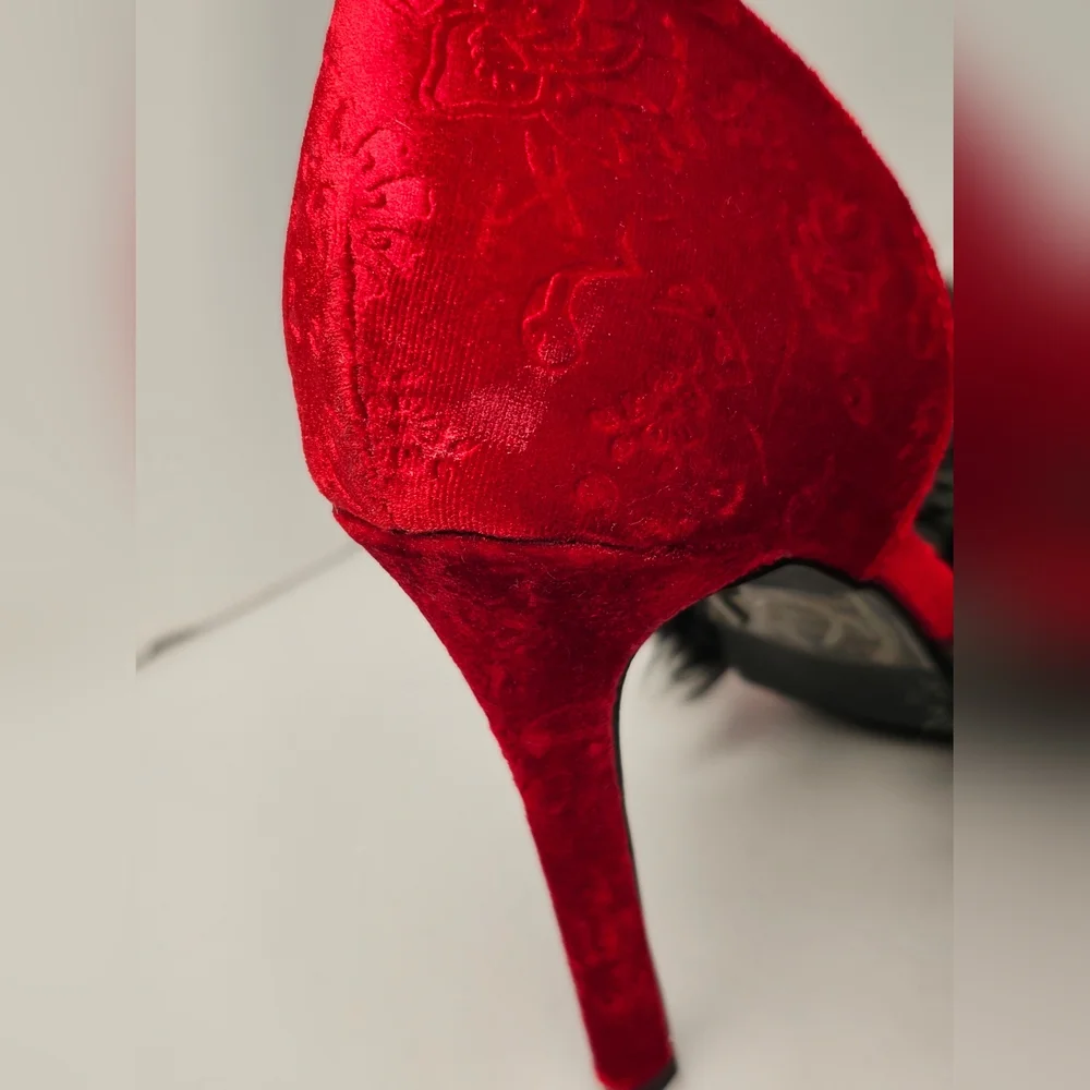 Coquette red velvet heels with gray faux fur - Picture 9 of 11
